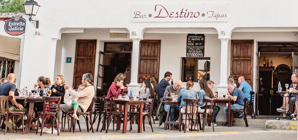 Clientes disfrutando tapas en la terraza de Bar Destino, restaurante en San José, Ibiza